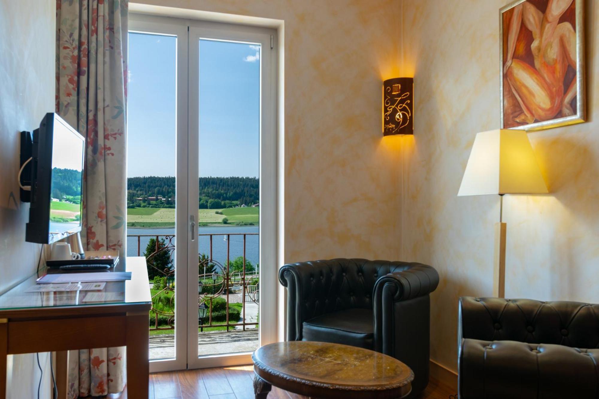 Hotel-Restaurant Le Lac Мальбюисон Экстерьер фото